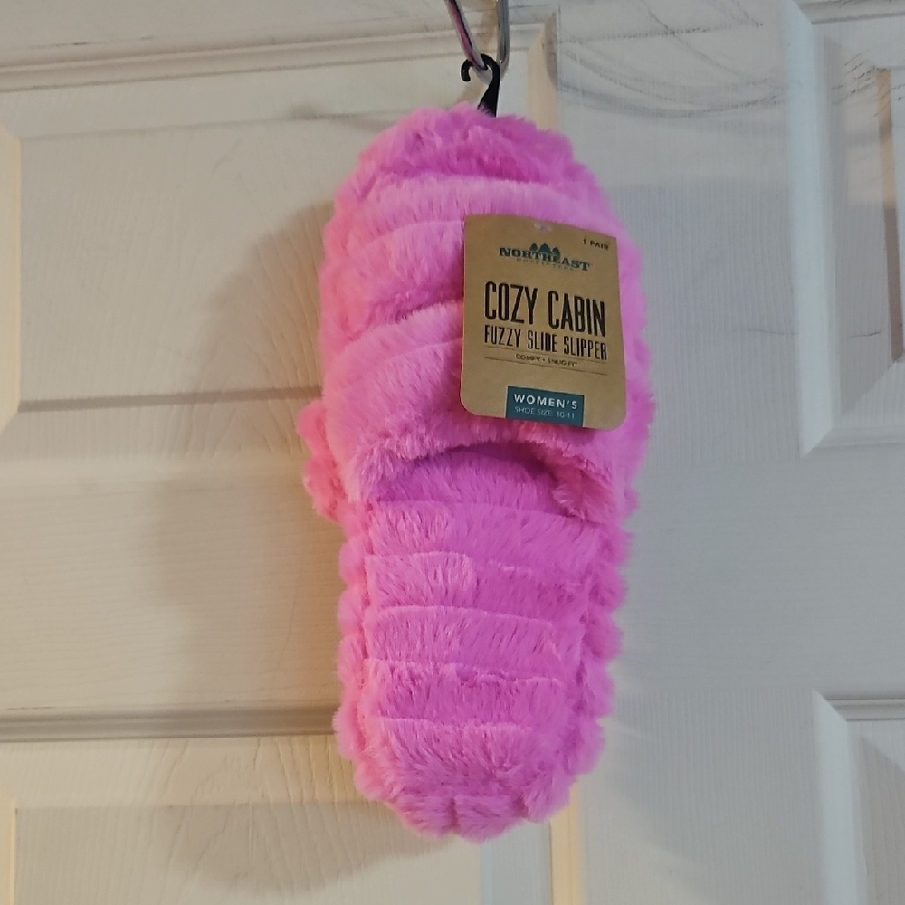 Northeast Outfitters Women’s Cozy Cabin Fuzzy Slides: PINK: NWT: SZ L/XL (10-11)